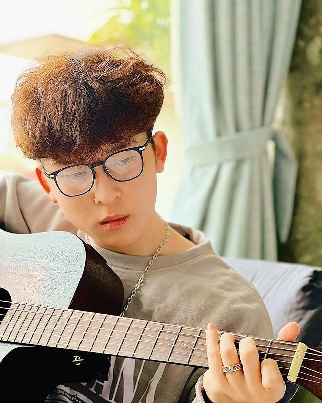 Em trai kín tiếng của huyền my đã lớn soái ca ngời ngời có điểm ăn đứt chị á hậu - 4