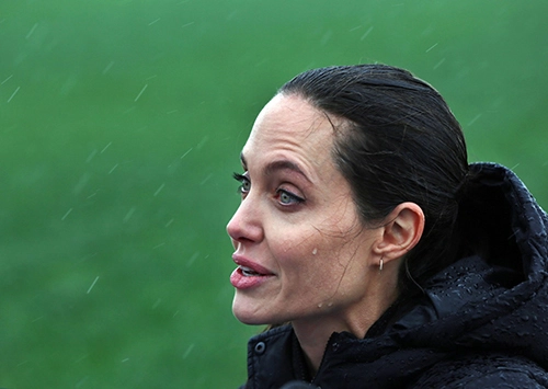 Fan xót xa khi angelina jolie ngày càng gầy gò tiều tụy - 1