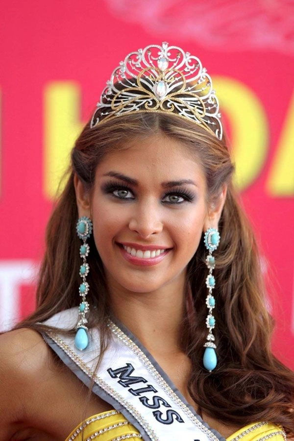 Fans sốc trước nhan sắc chưa phẫu thuật thẩm mỹ của tân miss universe 2020 - 13