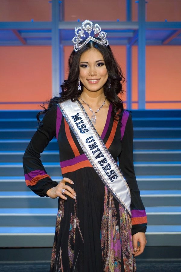 Fans sốc trước nhan sắc chưa phẫu thuật thẩm mỹ của tân miss universe 2020 - 15