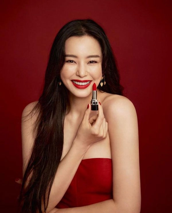 Fans sốc trước nhan sắc chưa phẫu thuật thẩm mỹ của tân miss universe 2020 - 18