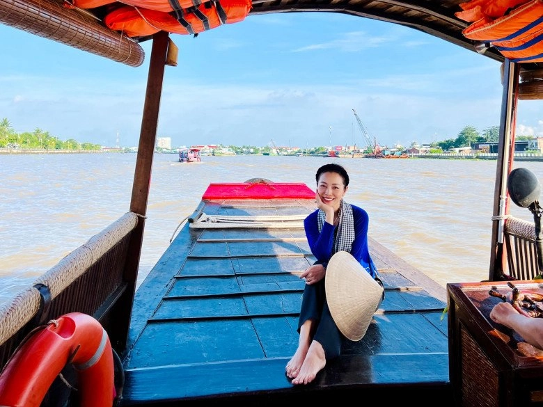 Gái miền tây nào sang chảnh như jennifer phạm mặc áo bà ba dịu dàng nhưng xách túi mấy nghìn đô - 1