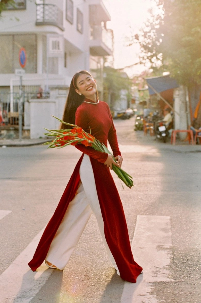 Gái xinh nha trang diện đồ cũ ăn mừng ngày giải phóng không cần hở da thịt vẫn đẹp mê - 9