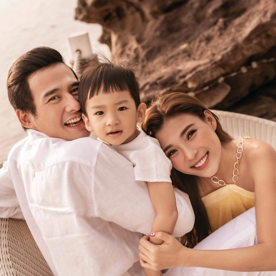 Giáp tết lương thế thành chăm con giúp vợ liền được thưởng núi quà hàng hiệu - 12