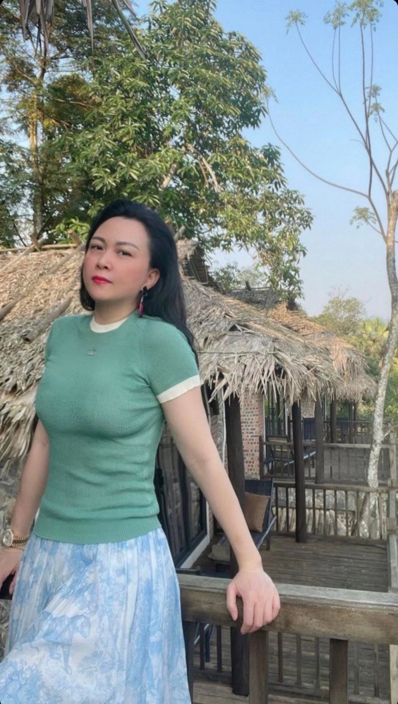 Giàu nứt vách phượng chanel cũng có lúc bình dân 1 chân váy mix đủ kiểu - 1