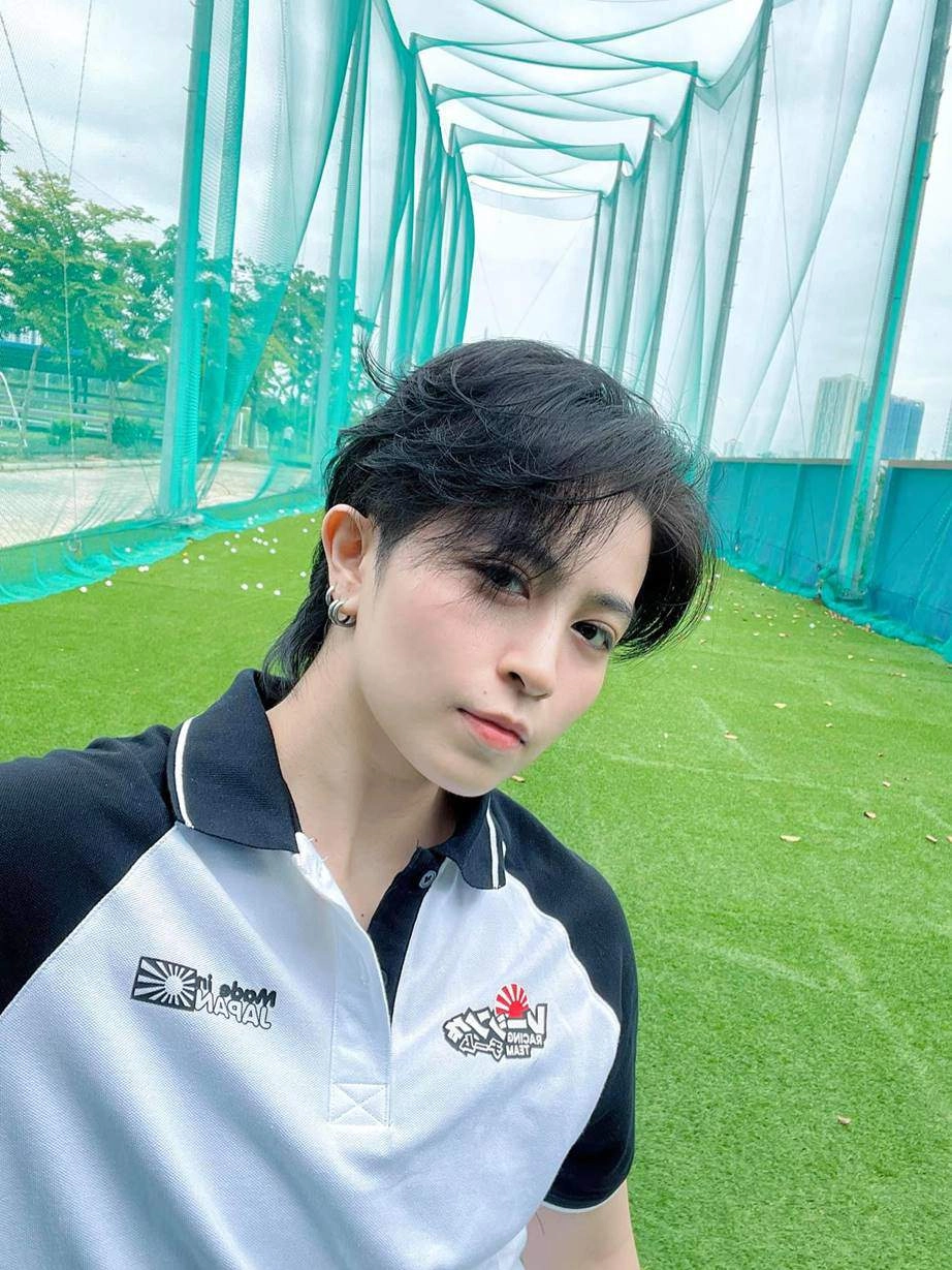 Gil lê đi đánh golf diện đồ chuẩn soái ca nhìn sang hoàng thuỳ linh khác hẳn - 1