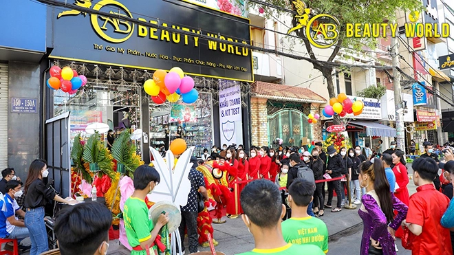 Giới trẻ háo hức săn sale mỹ phẩm ngày đầu năm mới tại ab beauty world nguyễn gia trí - 2