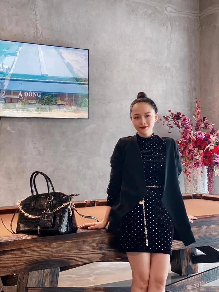 Giữ chức giám đốc hoa hậu trương hồ phương nga đến công sở ăn mặc sang chảnh quyền lực - 2