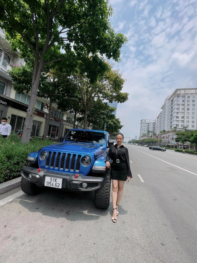 Giữ chức giám đốc hoa hậu trương hồ phương nga đến công sở ăn mặc sang chảnh quyền lực - 3