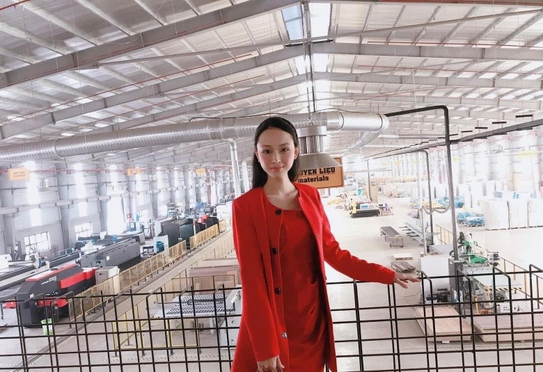 Giữ chức giám đốc hoa hậu trương hồ phương nga đến công sở ăn mặc sang chảnh quyền lực - 4