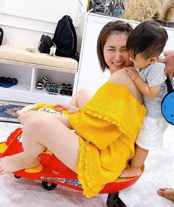 Giữa đêm hòa minzy xin lỗi con trai vì sắp phải đi xa nhiều ngày liền - 17