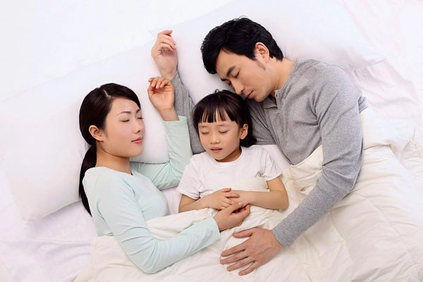 Giữa đêm thấy cảnh bố mẹ trên giường đến trường cậu bé hành động với bạn học - 2
