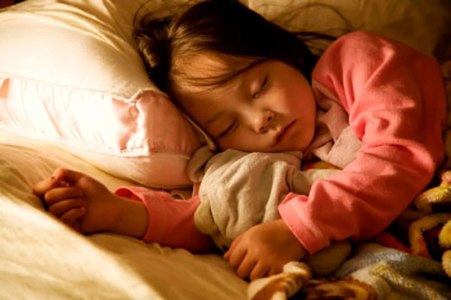 Giữa đêm thấy cảnh bố mẹ trên giường đến trường cậu bé hành động với bạn học - 3