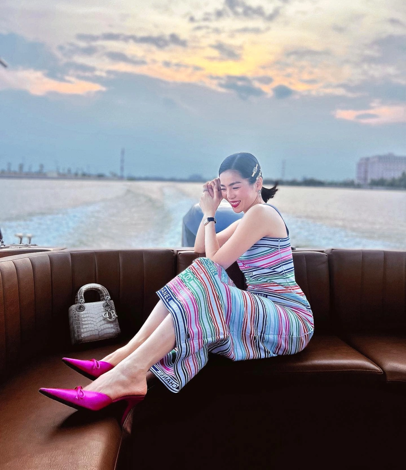Giữa lúc bị chê ăn mặc thiếu sáng tạo lệ quyên đem 8 vali áo quần đắt đỏ sang úc - 4