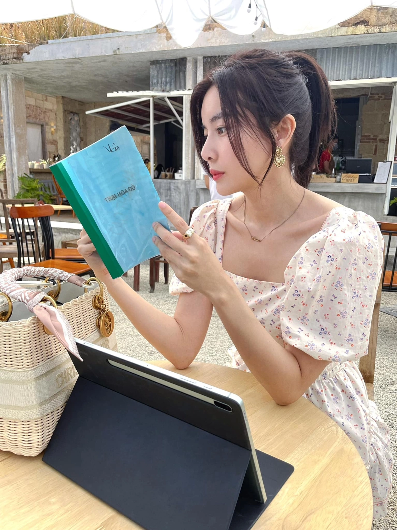 Giữa lúc tình cũ tin đồn cầu hôn cao thái hà body ốm nhom trang điểm sương sương vẫn xinh - 5