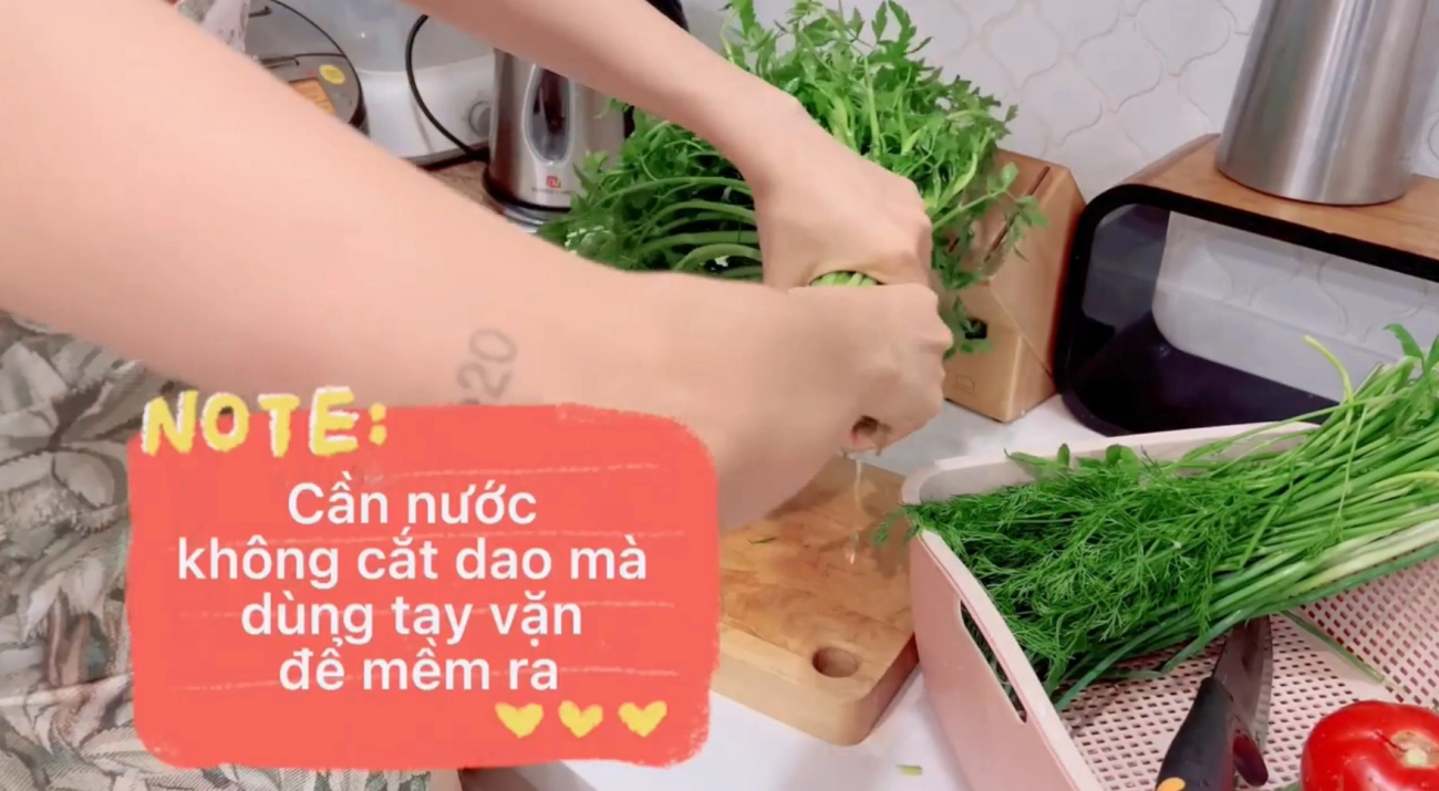 Gọi mẹ chồng là chị vợ hoàng bách tấm tắc khi vào bếp mẹ chồng số 2 không ai dám nhận số 1 - 17