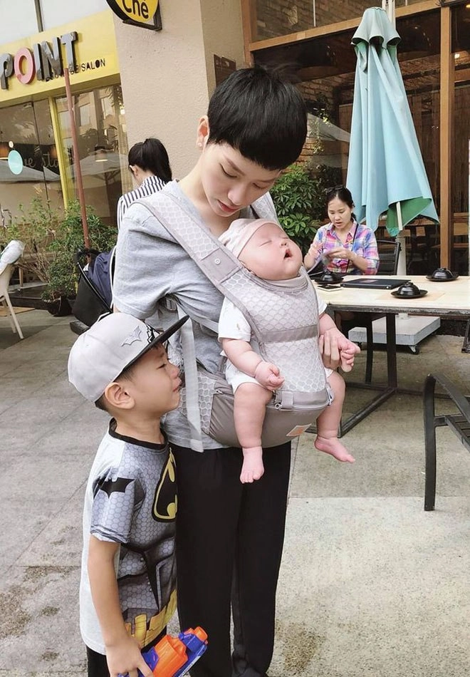 Gọi tên 3 mẹ bỉm việt tay bồng tay bế nhưng vóc dáng bốc lửa chẳng kém thuở còn son - 1