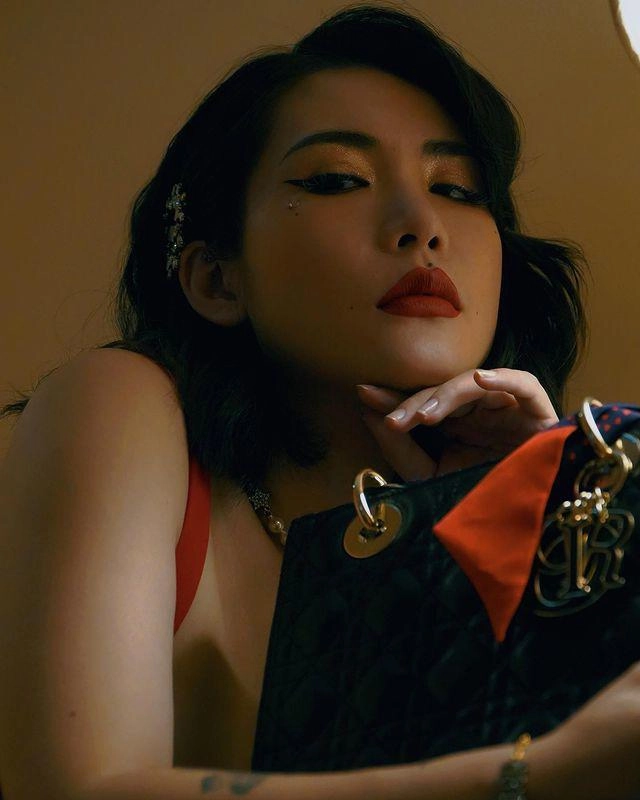 Gọi tên ngôi sao xỏ khuyên bạo nhất người 11 lỗ xỏ người chơi ngông xuyên ngay đầu ngực - 9