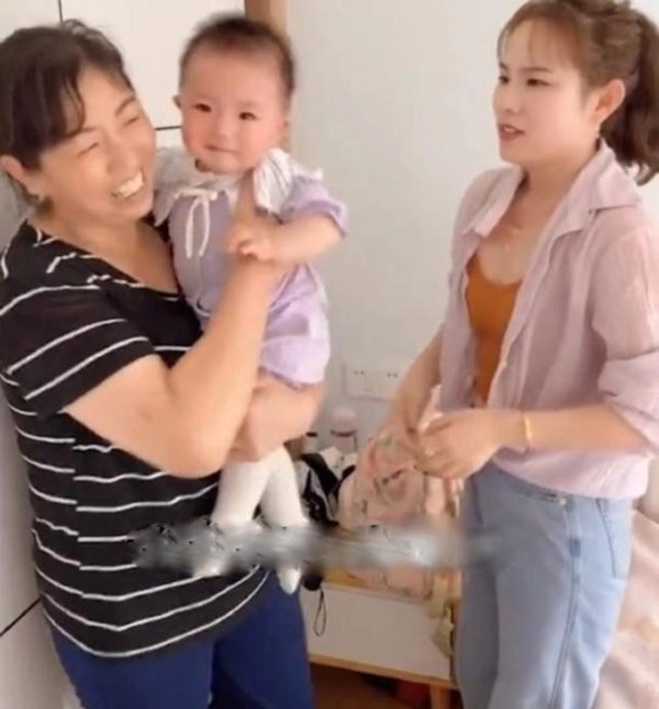 Gửi con cho bà nội 1 tháng mẹ bất lực khi gặp lại con khóc lớn như gặp người lạ - 2