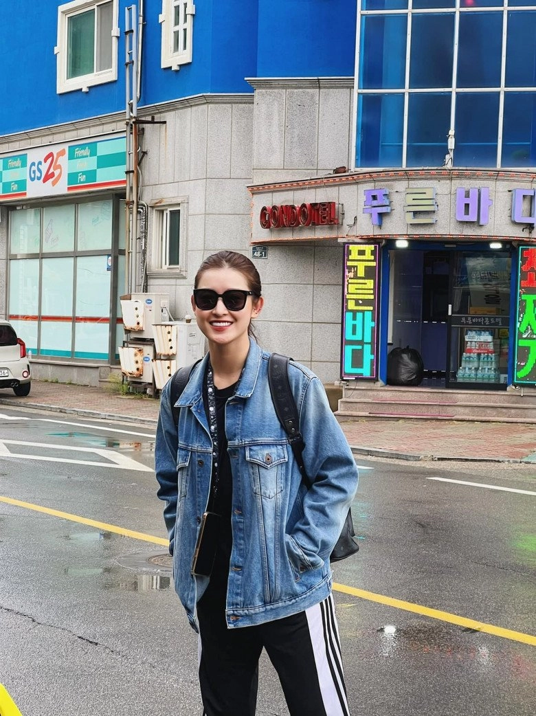 Gương mặt đẹp top 100 thế giới đi làm mc vtv xỏ giày đinh tán khoác áo denim rất bốc - 2