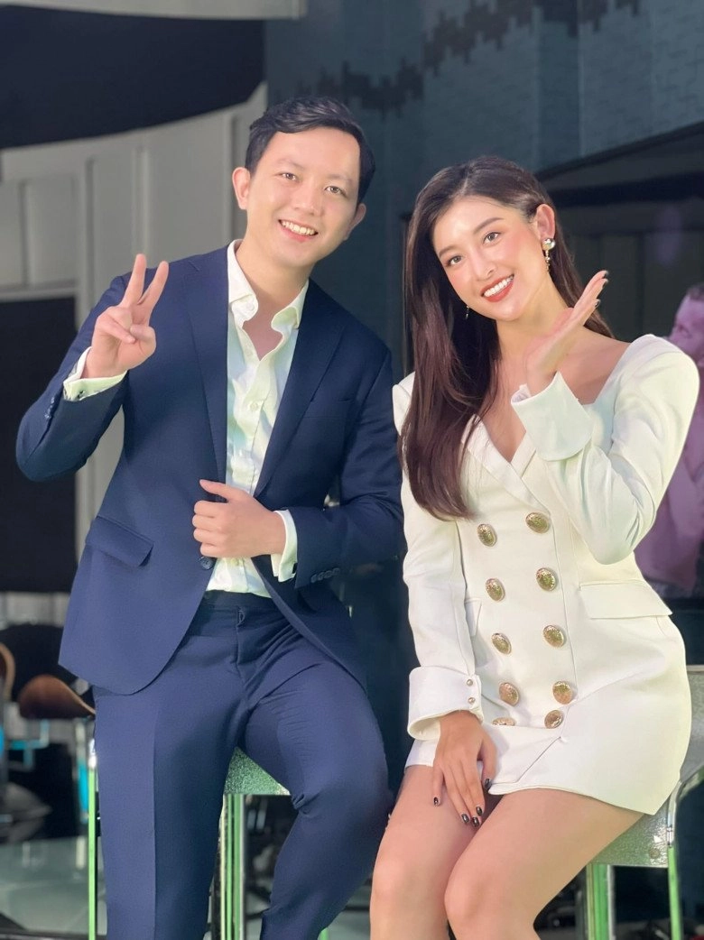 Gương mặt đẹp top 100 thế giới đi làm mc vtv xỏ giày đinh tán khoác áo denim rất bốc - 11