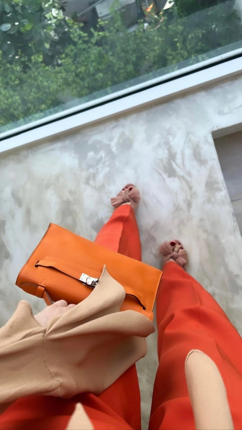 Hà hồ cao hơn 1m70 nhưng vẫn nghiện mặc quần kéo chân đi làm - 3