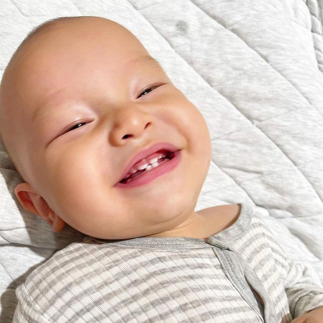 Hà hồtung ảnh kim lý lúc nhỏ chứng tỏ leon lớn sẽ thành nam thần như bố vì 2 điểm - 7