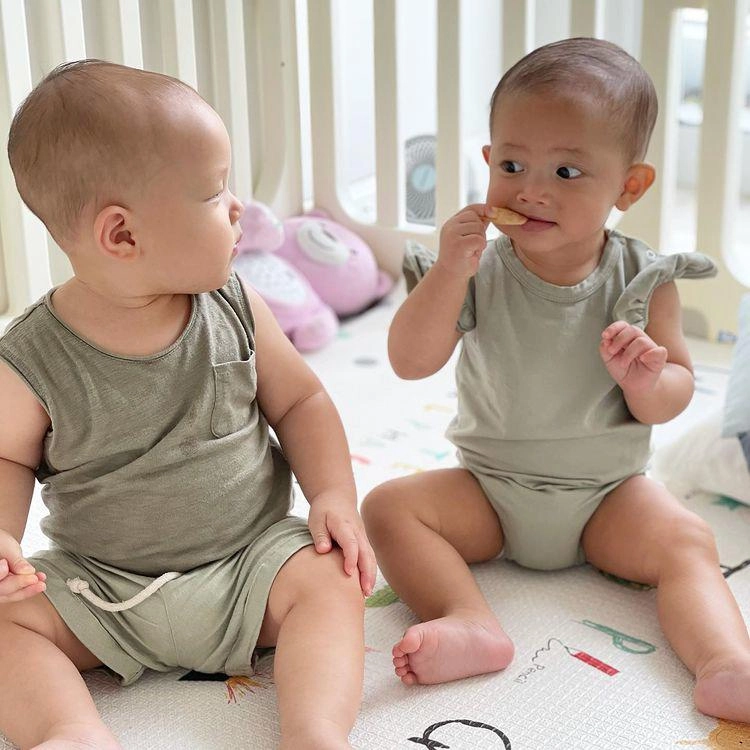 Hà hồtung ảnh kim lý lúc nhỏ chứng tỏ leon lớn sẽ thành nam thần như bố vì 2 điểm - 8