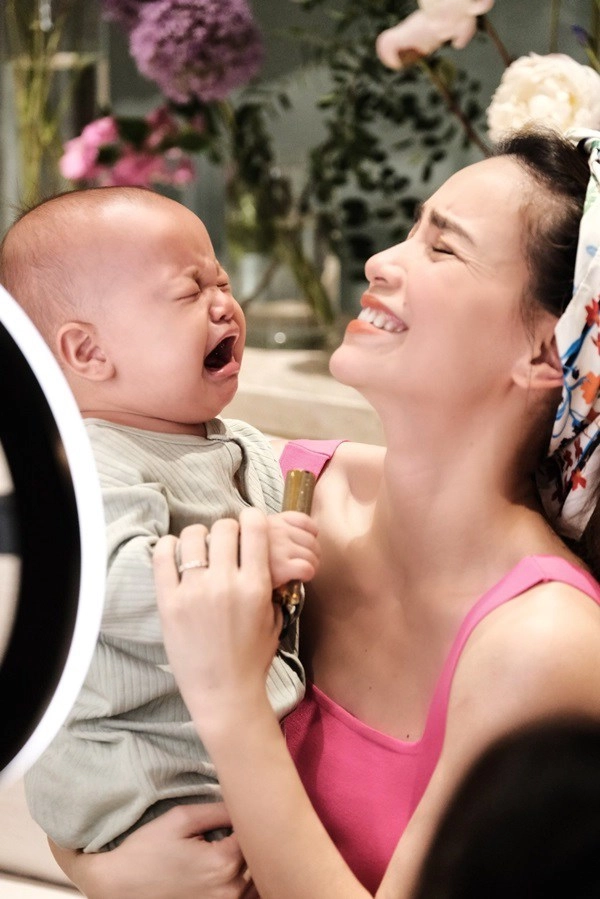 Hà hồtung ảnh kim lý lúc nhỏ chứng tỏ leon lớn sẽ thành nam thần như bố vì 2 điểm - 10