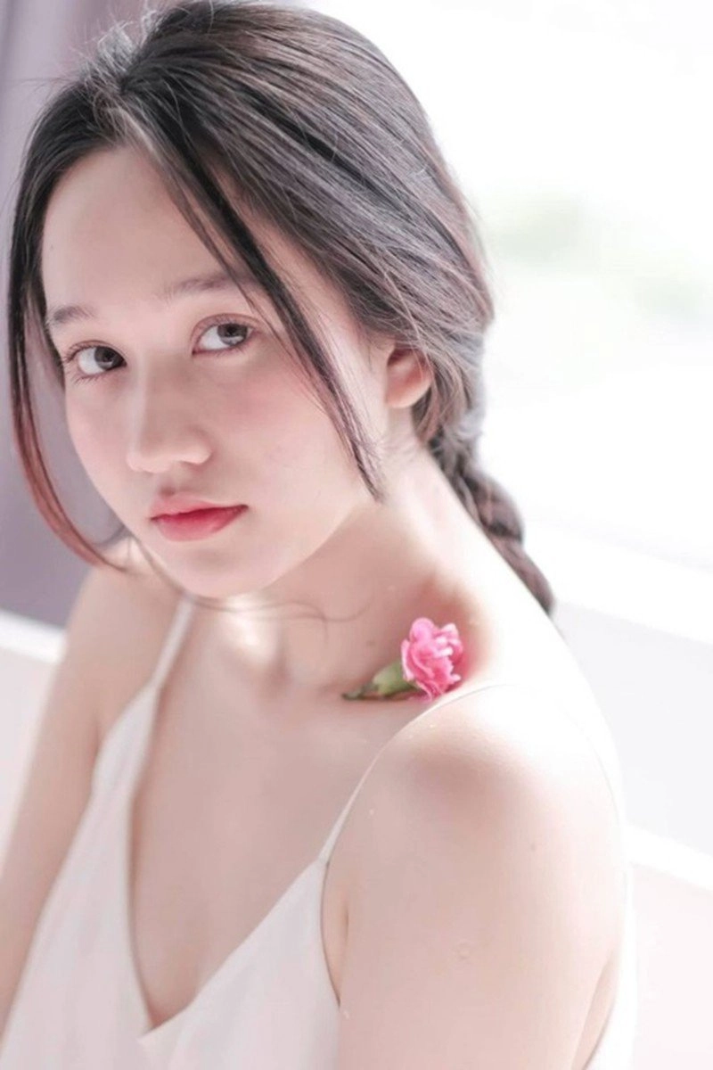 Hà lan mắt biếc khoe mặt mộc đi học quân sự khác lạ nhan sắc còn đẹp như nàng thơ - 2