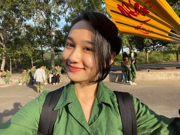 Hà lan mắt biếc khoe mặt mộc đi học quân sự khác lạ nhan sắc còn đẹp như nàng thơ - 6