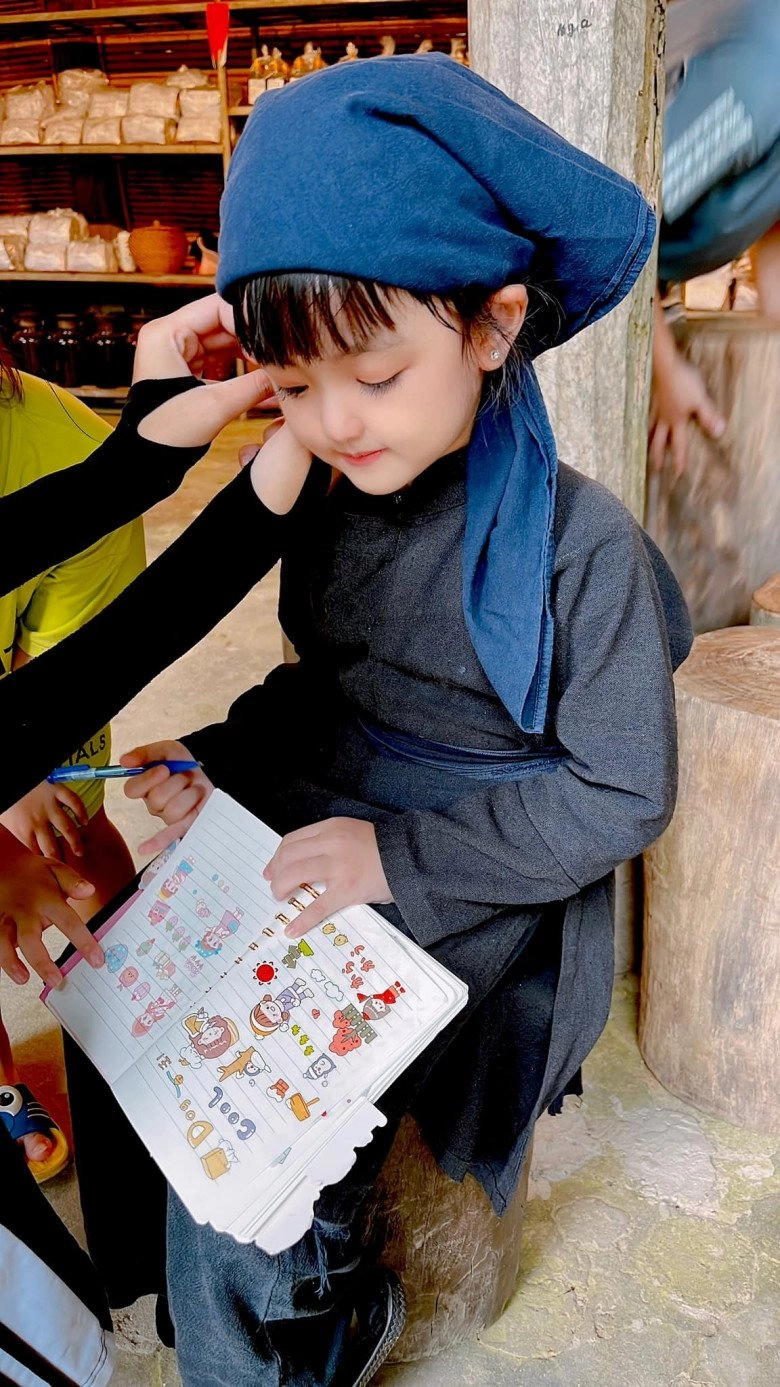 Hai bà cháu người tày khiến ai cũng xuýt xoa cháu xinh như búp bê bà u50 trẻ đẹp đời tư quá nổi bật - 3