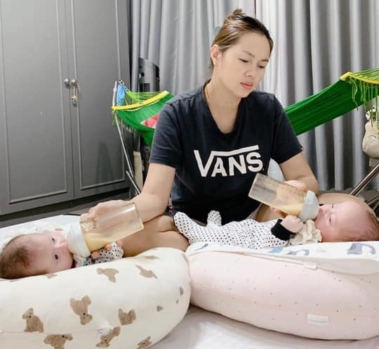 Hai con gái lai tây của á hậu diễm châu 7 tháng tuổi da trắng tóc vàng cực thông minh - 9