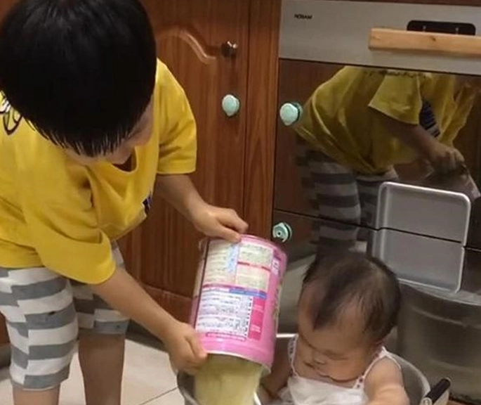 Hai con tự chơi quá ngoan nhưng không động tĩnh mẹ kiểm tra thì tá hỏa với cảnh trước mắt - 1