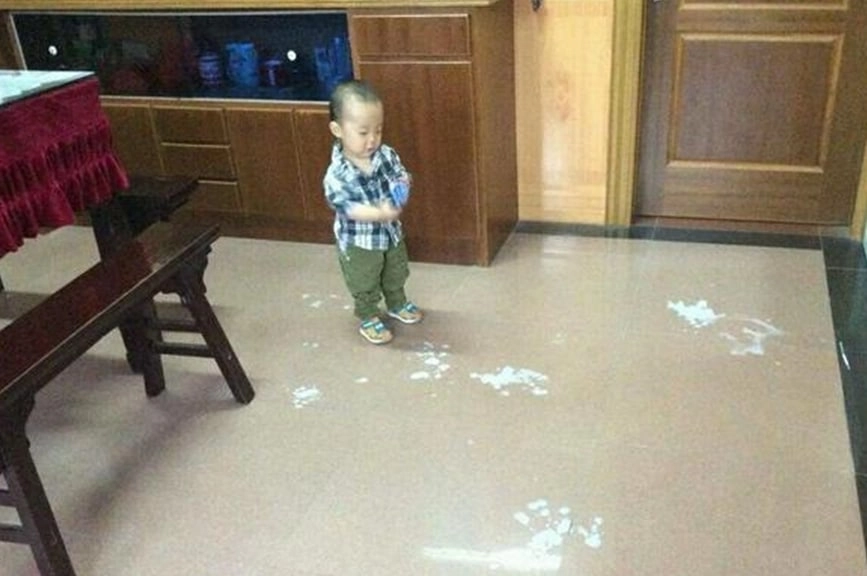 Hai con tự chơi quá ngoan nhưng không động tĩnh mẹ kiểm tra thì tá hỏa với cảnh trước mắt - 2