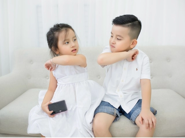 Hai con tự chơi quá ngoan nhưng không động tĩnh mẹ kiểm tra thì tá hỏa với cảnh trước mắt - 3