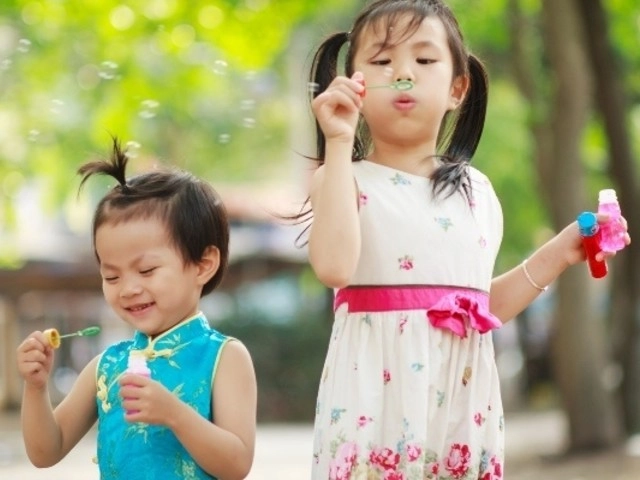 Hai con tự chơi quá ngoan nhưng không động tĩnh mẹ kiểm tra thì tá hỏa với cảnh trước mắt - 5