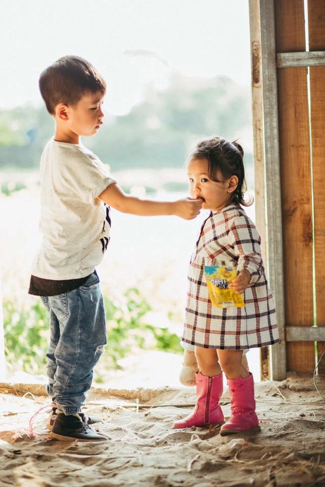 Hai con tự chơi quá ngoan nhưng không động tĩnh mẹ kiểm tra thì tá hỏa với cảnh trước mắt - 6