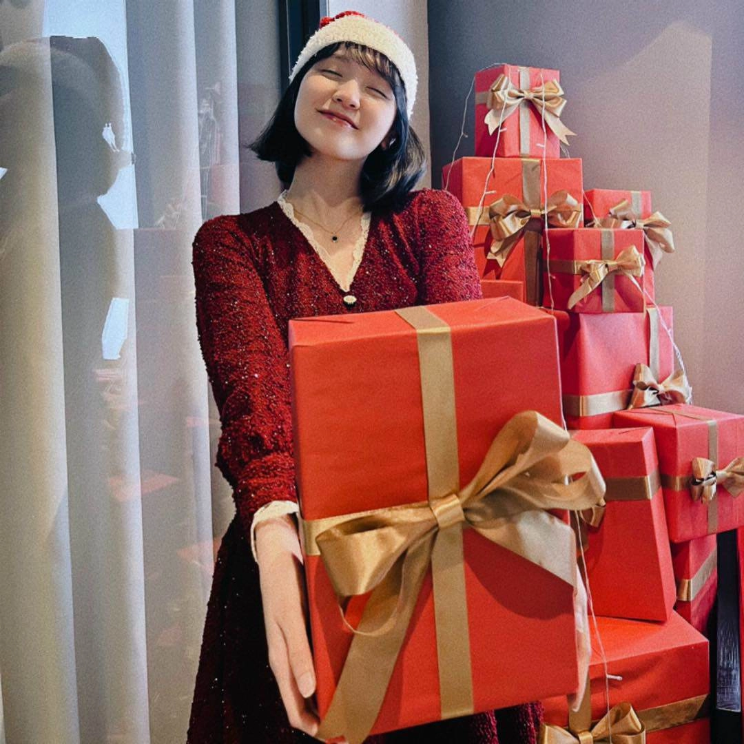 Hải tú đi chơi noel dân tình mải soi dấu hiệu sinh nở nhưng đầu gối mới đáng bận tâm - 4