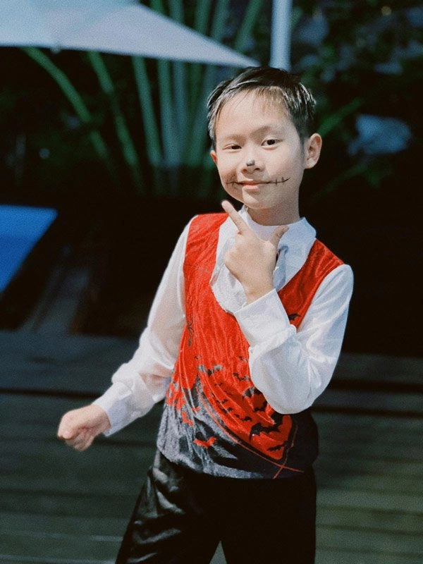 Halloween minh hà trang điểm cho con hết hộp mắt nước lý hải phải dùng than để hoạ mặt - 3