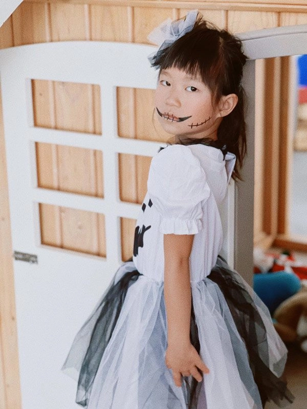 Halloween minh hà trang điểm cho con hết hộp mắt nước lý hải phải dùng than để hoạ mặt - 7