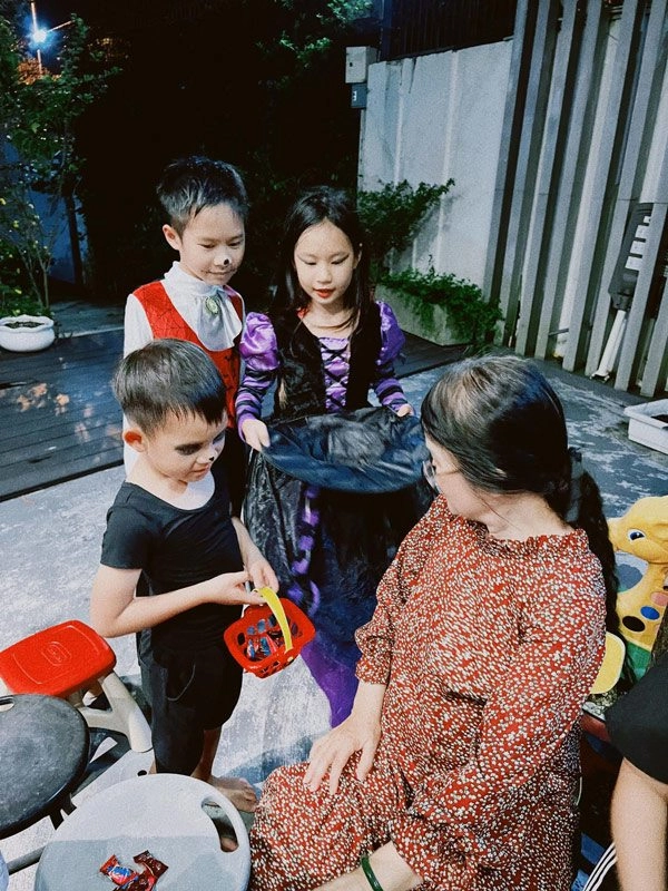 Halloween minh hà trang điểm cho con hết hộp mắt nước lý hải phải dùng than để hoạ mặt - 12