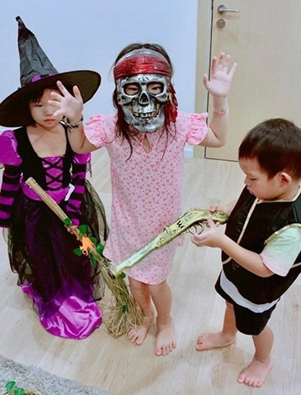 Halloween minh hà trang điểm cho con hết hộp mắt nước lý hải phải dùng than để hoạ mặt - 14