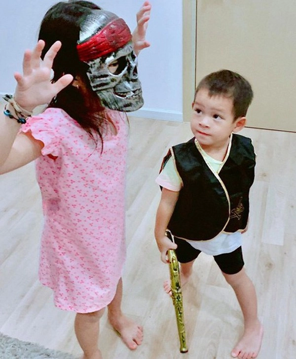 Halloween minh hà trang điểm cho con hết hộp mắt nước lý hải phải dùng than để hoạ mặt - 15