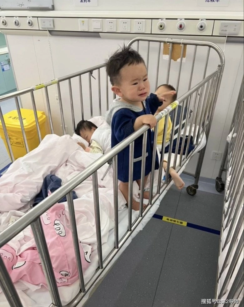 Hàng chục đứa trẻ trong khu cách ly trung quốc gào khóc vì không ai chăm sóc nhìn xót xa - 2