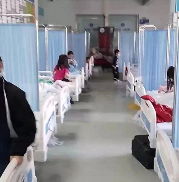 Hàng chục đứa trẻ trong khu cách ly trung quốc gào khóc vì không ai chăm sóc nhìn xót xa - 3