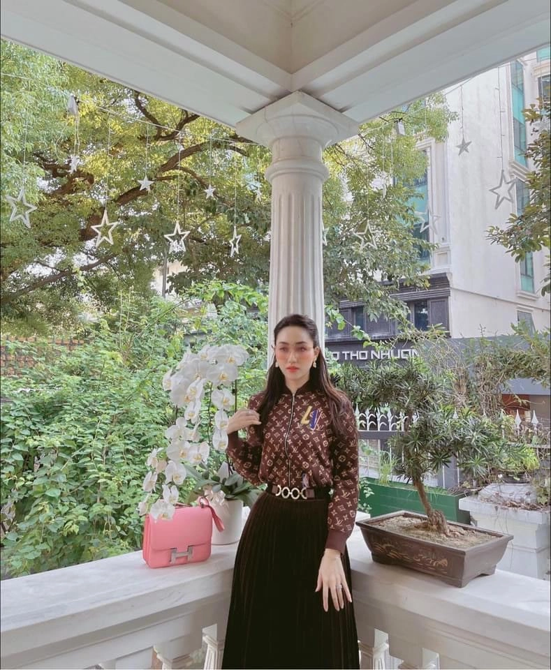 Hàng hiệu đầy nhà á hậu bị ghét nhất vbiz vô tư để túi tiền tỷ ở vỉa hè - 12