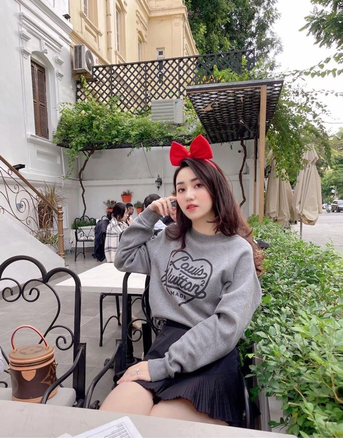 Hàng hiệu đầy nhà á hậu bị ghét nhất vbiz vô tư để túi tiền tỷ ở vỉa hè - 15