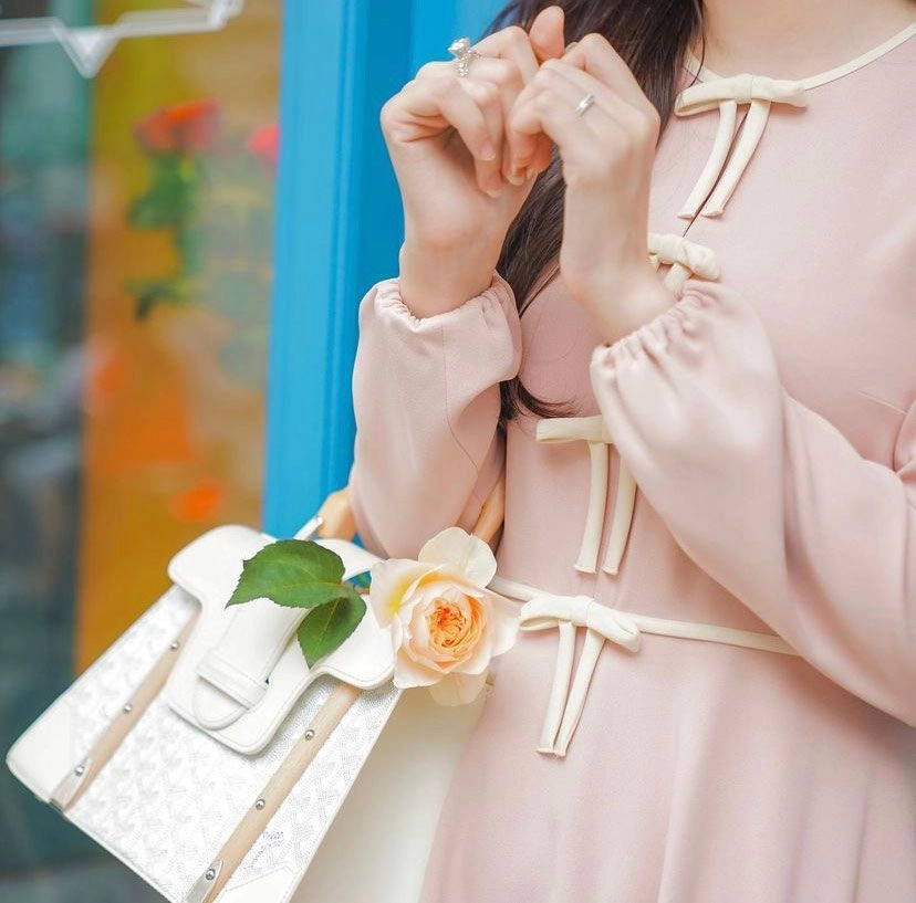 Hàng hiệu đầy nhà á hậu bị ghét nhất vbiz vô tư để túi tiền tỷ ở vỉa hè - 19