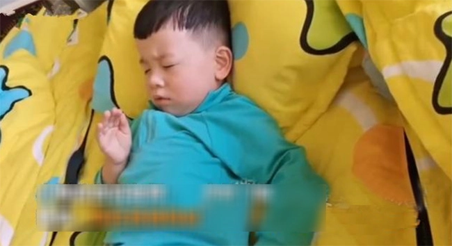 Hành động lạ của bé trai trong giờ ngủ trưa khiến cô giáo tò mò lại gần thì bất ngờ - 1